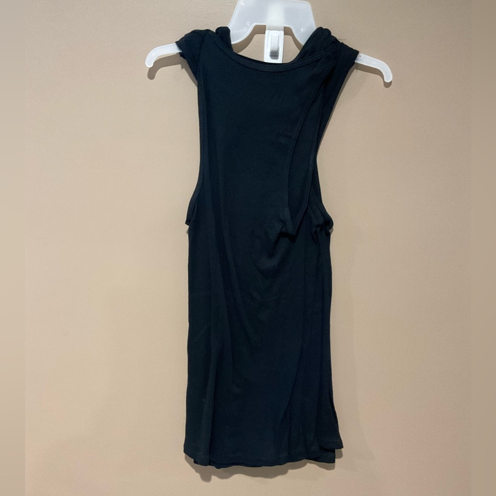 Mens Gildan tank tops. Size small, black